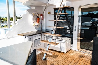 LONE STAR 81 Easy Access to Flybridge