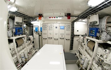 LATITUDE 8 Engineroom