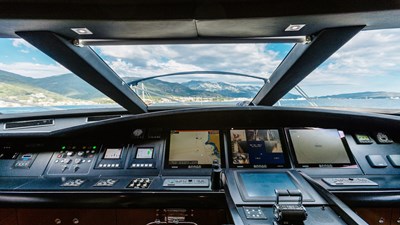 LADY MURA 30 25Yacht_ladymura_Superyacht_IYC_navigatingbridge