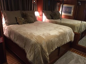 BLACK POWDER 8 MASTER STATEROOM ISLAND BERTH