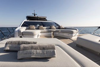 NEVER GIVE UP 32 Foredeck Sunpads