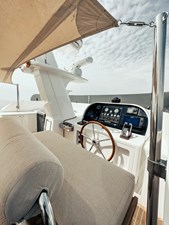 LAZIZA 68 Flybridge Helmstation