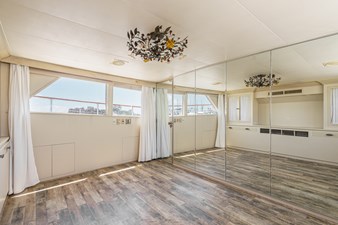1984 Burger Raised Pilothouse 28 Spacious Dining Area with Mirror Walls