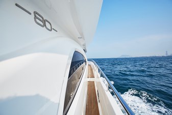 JOHNSON 80' FLYBRIDGE W/HYDRAULIC PLATFORM  45 047 - Side decks
