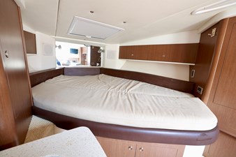ANTANI 34 330-SUNDANCER-SEA-RAY-2014-YACHTSBLUE-FORWARD-CABIN