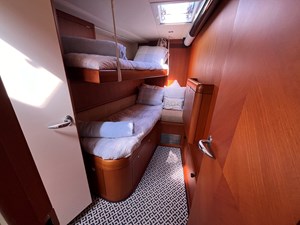 WEATHERLY 32 Port guest cabin 