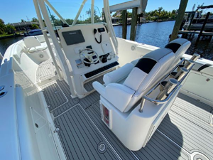 2015 Century 3200 Center Console 26 27
