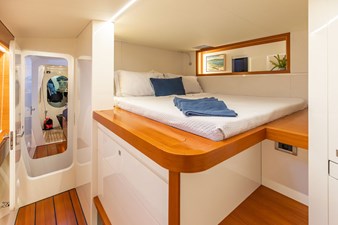 MOONWAVE 25 MOONWAVE, 2012 Gunboat 60: Port Mid Cabin