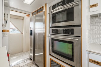 1984 Burger Raised Pilothouse 27 Oven/Microwave/Large Double Door Refrigerator