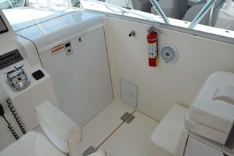 RAHITI 31 Cabin Door Closed  