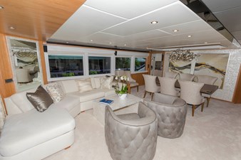 JOHNSON 93 OPEN BRIDGE 2 Salon looking to port