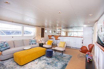 SOVEREIGN 15 Salon Facing Forward