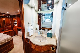 SOUTHERN BELLE 31 Stbd. Guest Head