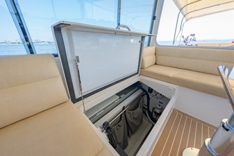 LOLA  38 Starboard Storage