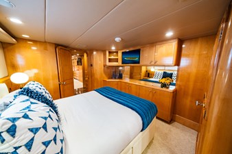 LONE STAR 34 Stbd Fwd Queen