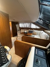 SG 24 Helm station lounge