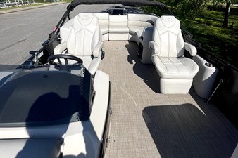 25' Manitou 25 Encore 4 