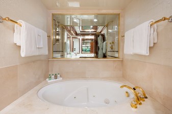 MISS STEPHANIE 16 Main Deck Master Ensuite