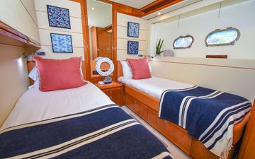 - 11 12_2006 88ft Ferretti Yachts 881 INDULGE II