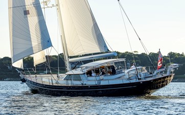 CABOCHON 24 23. Under sail.
