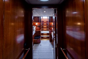 CABOCHON 50 48. Centerlinepassage to aft Owners cabin.