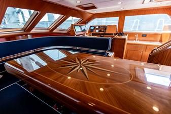 CABOCHON 44 43. Pilothouse dining.