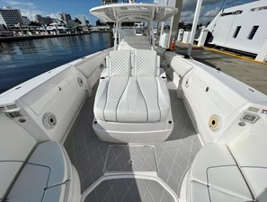 TALAN'T SHOW 8 Intrepid 40' 2021  Bow Lounge