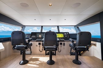 Horizon FD90  11 Skylounge helm with 3 captains chairs. 
