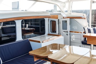 CABOCHON 31 30. Mid cockpit access to pilothouse.
