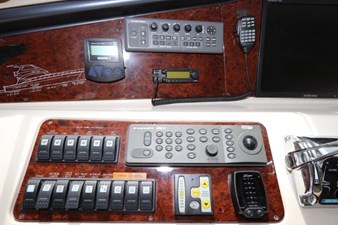 - 32 58-2004-Riviera-Enclosed-Flybridge-32