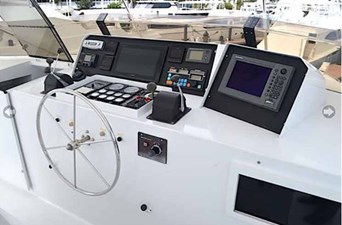 MON SHERI  66 Flybridge Helm