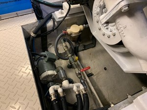 LUCHY 46 1995 SEA RAY 63 ENGINE ROOM 5