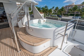 Relentless 66 2006 130 Westport MY Relentless Upper Deck Spa