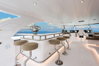 Horizon E100  7 Open flybridge bar with bar stools. 