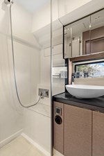 LUCKY ONE 24 Master head aft