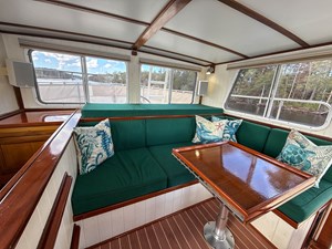 LITTLE LADY 49 Pilothouse Watch Berth