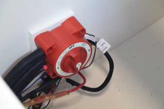 BAYLINER DX 2200 17 16. Dual Battery Switch