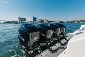 Boston Whaler 420 Outrage 30 
