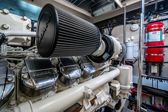 RECON ROYALE 49 Engine room