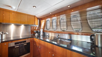 - 34 35_2007 108ft Sunseeker Predator