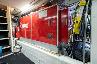 JUST DIVINE 10 61_tollycraft_just_divine_engine_room6