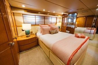 LONE STAR 30 Stbd Aft Queen