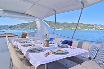 CLARITY 23 CLARITY sun deck dining