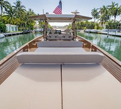 TENDER OWL 37 Sunpad and Walkaround Decks