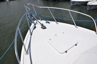 RAMPAGE 42 Aluminum bow rail and solid fiberglass deck hatch