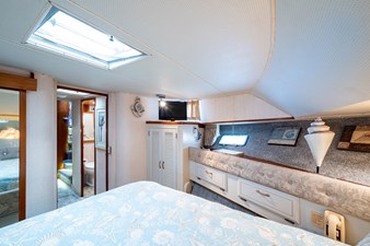 JUST DIVINE 29 61_tollycraft_just_divine_forward_stateroom17