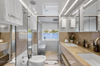 M/Y LEGACY 17 Master Ensuite