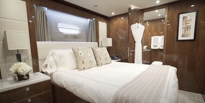 LOLA T 19 Queen Guest Stateroom