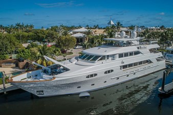 MISS STEPHANIE 50 Bow and Port
