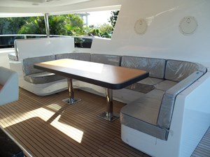 JOHNSON 93 OPEN BRIDGE 42 Starboard side settee